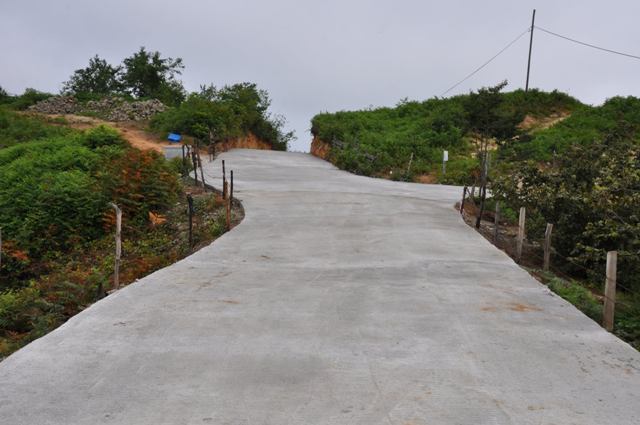 BELEDİYEDEN BETON YOL ATAĞI