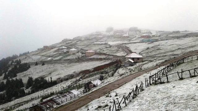 Yaylalara Yılın İlk Karı Yağdı,Yaylacılar Kara Yakalandı.
