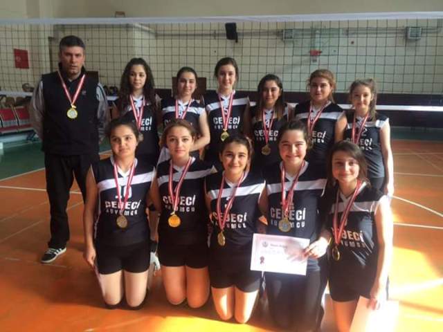 KIZLARIMIZ YARI FİNALDE......