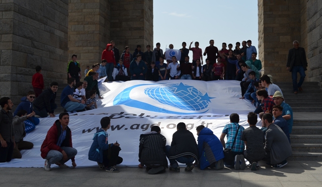 AGD  GİRESUN  GENÇLERİ ÇANAKKALE’DE  ŞEHİT  DEDELERİYLE BULUŞTU.