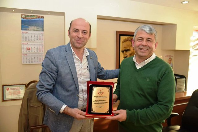 ATATÜRK ORTA OKULUNDAN  KARADERE'YE  PLAKET