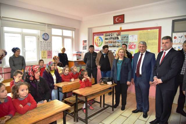 ÖĞRENCİLERDE KARNE SEVİNCİ