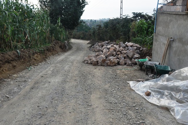 BELEDİYE YOLYAPIM GENİŞLETME ONARIM ÇALIŞMALARI DEVAM EDİYOR