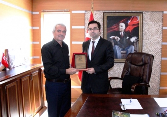 Kaymakamdan Temsilcimize Plaket