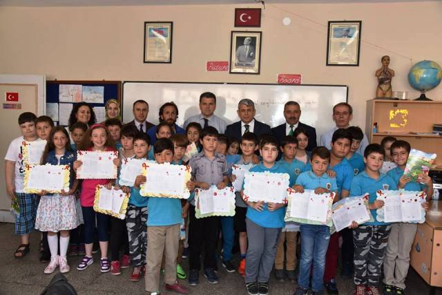 ÖĞRENCİLERİN KARNE SEVİNCİ