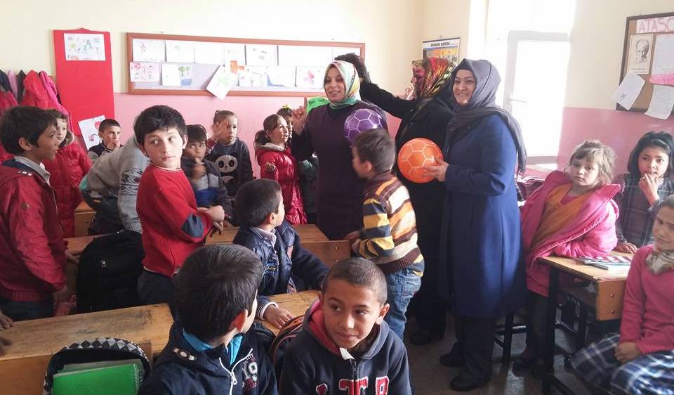 AK Parti Kadın Kollarından Öğrencilere anlamlı ziyaret...