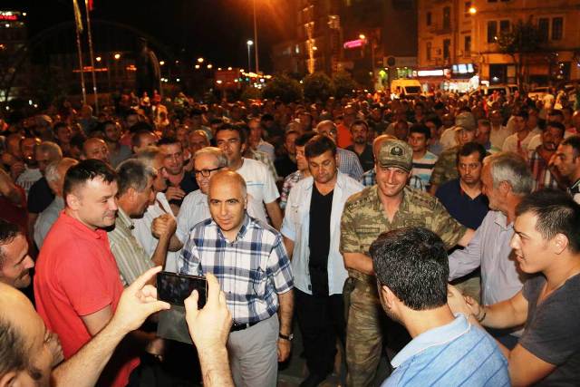 Valimiz, Milli İradeye Sahip Çıkan Vatandaşlarla Bir araya Geldi