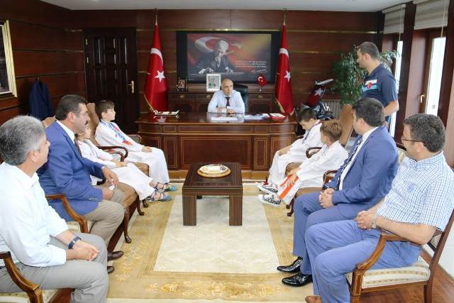 VALİMİZDEN MİNİK SPORCULARA ÖDÜL