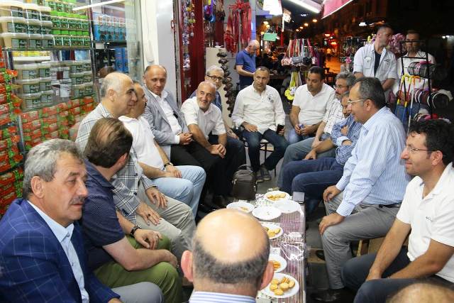 Valimiz Halkımızla Birlikte Meydanları Boş Bırakmıyor