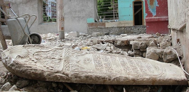 MERKEZ CAMİİNDE MEZAR TAŞI BULUNDU