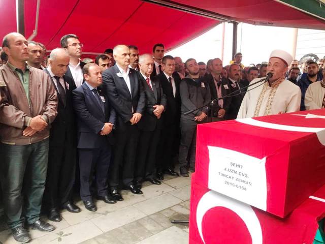 GİRESUN ŞEHİDİNE AĞLIYOR.