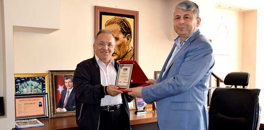 Gazeteciler cemiyetinden  Karadere’ye teşekkür plaketi....