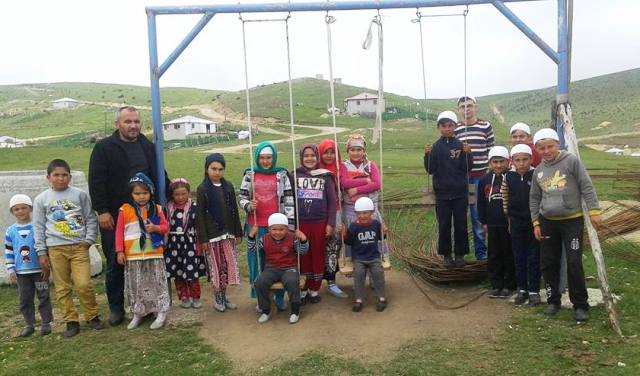 İMAM YAYLADA ÖĞRENCİLERE SALINCAK KURDU